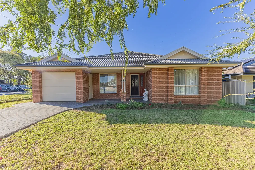 Parkes 4침실 Executive Family Home in Popular East Parkes - Corner Block with Shed and Solar