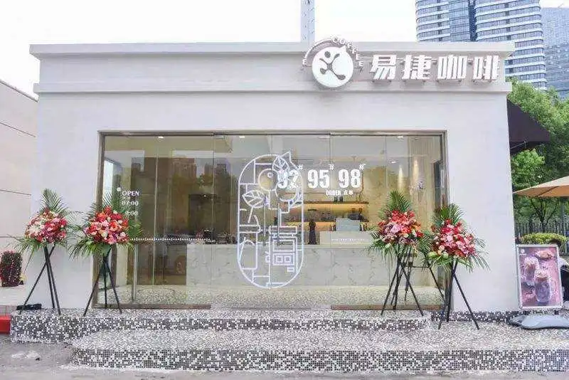 坐拥5万家便利店的“石油系”咖啡：瑞幸，别以为你稳了