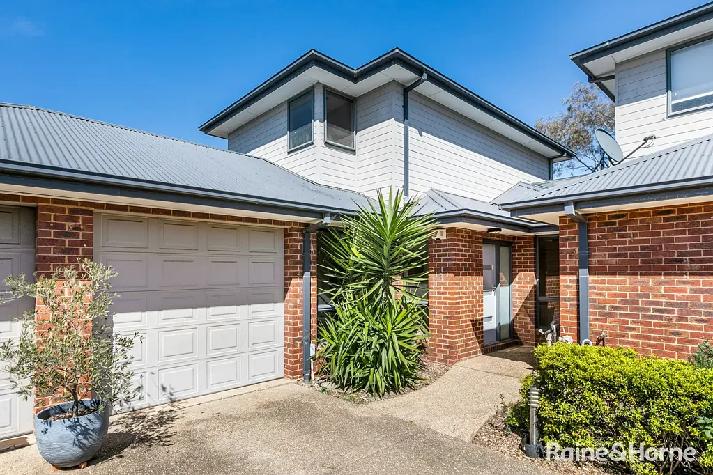 Newport 3房 安静私密联排 采光充足厨房 宽敞用餐区 无缝室内外连接 私人后院露台 直达Loft Reserve通道 灵活居住空间 易维护环境 便捷社区生活 Expressions of Interest Close Tuesday 18 November at 4pm, unless sold prior