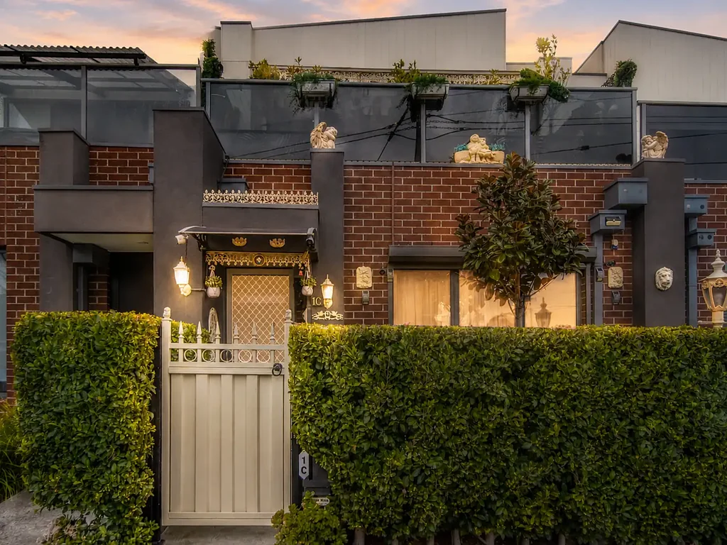 Springvale 2Kwarto Modern street fronted townhouse with exceptional convenience!