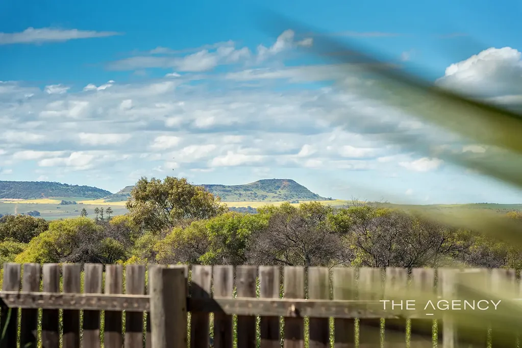 Rangeway 3ਬੈੱਡਰੂਮ Behind the Fence, a World Away