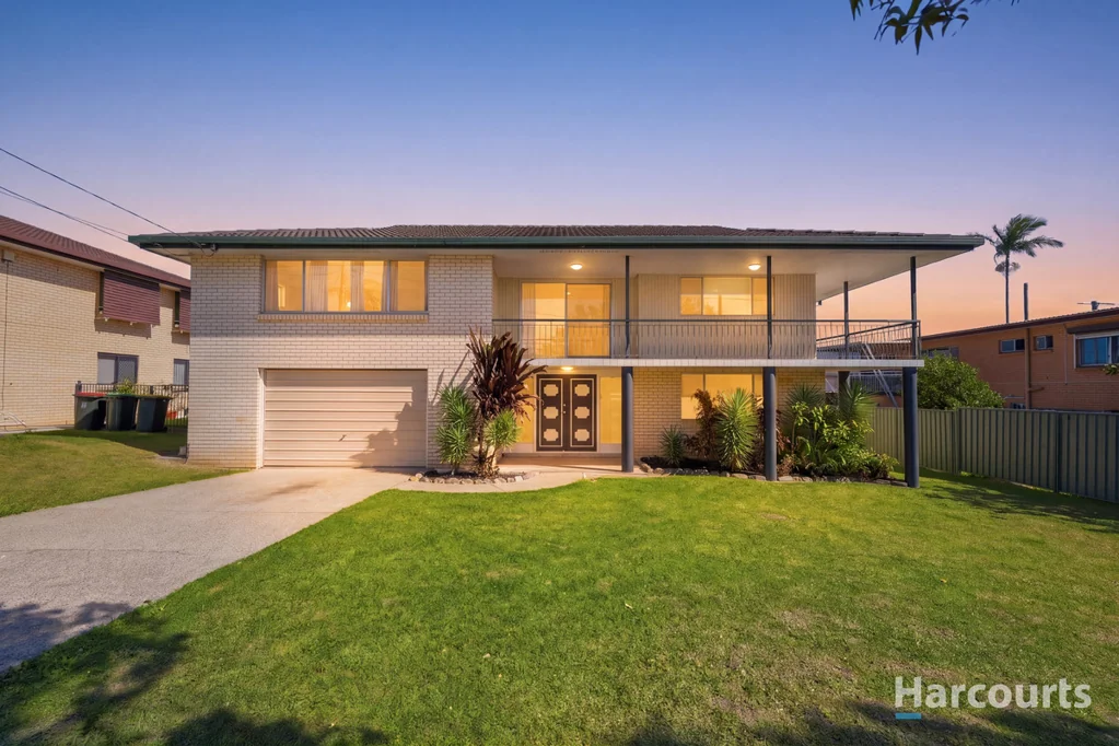 Chermside West 4Zimmer Elevated Family Home with Side Access and Four Car Garage