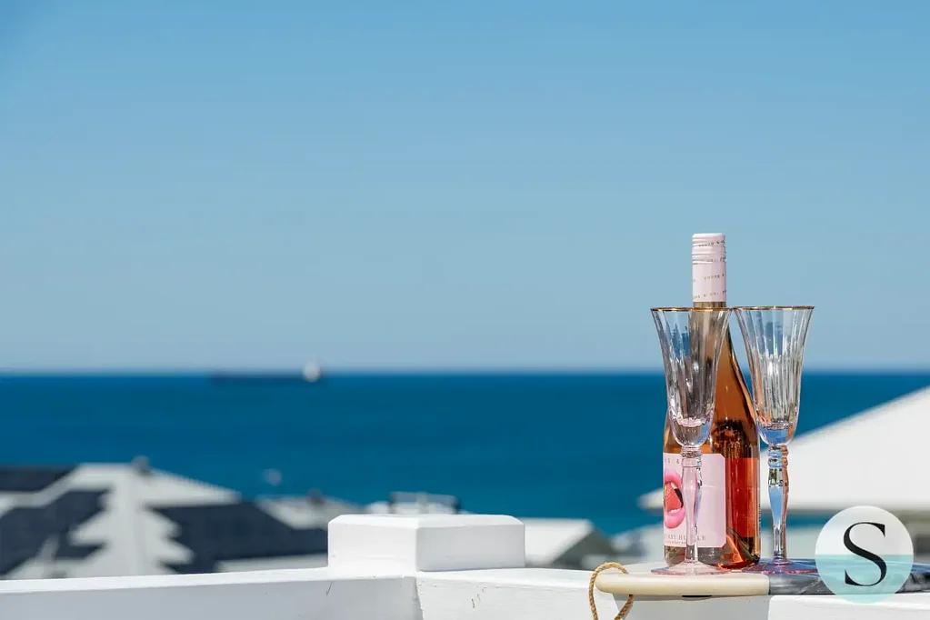Catherine Hill Bay 4Zimmer A little ray of sunshine, coastal inspired, split level home, live, entertain & sleep on the one level to a view, family & guests enjoy the same below