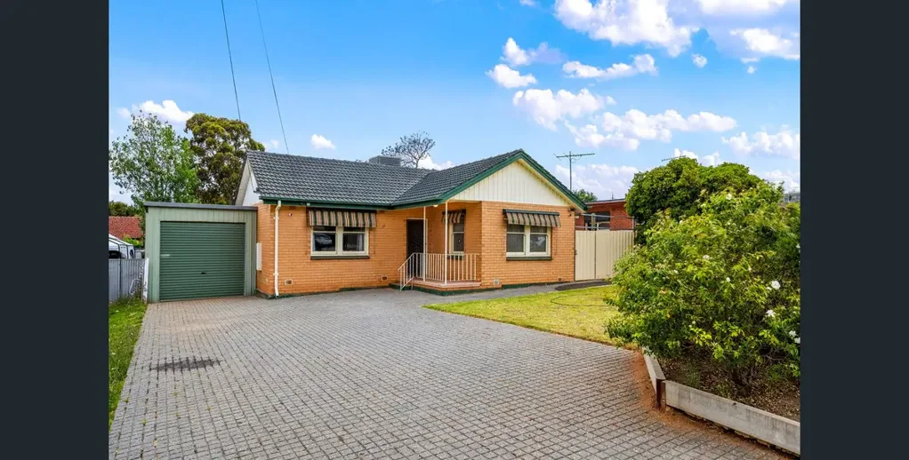 Contemporary Comfort in a Prime Location � 17 Bowood Street,