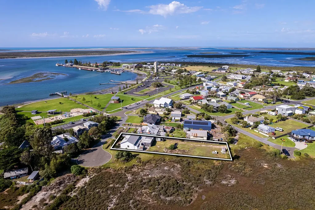 Port Albert 3 Slaapkamer Solid Coastal home on a Generous 1,404sqm Allotment