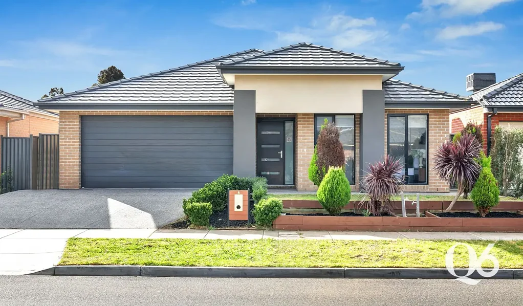 Cobblebank 4 Bedroom Flexible Family Living & Upgrades Throughout