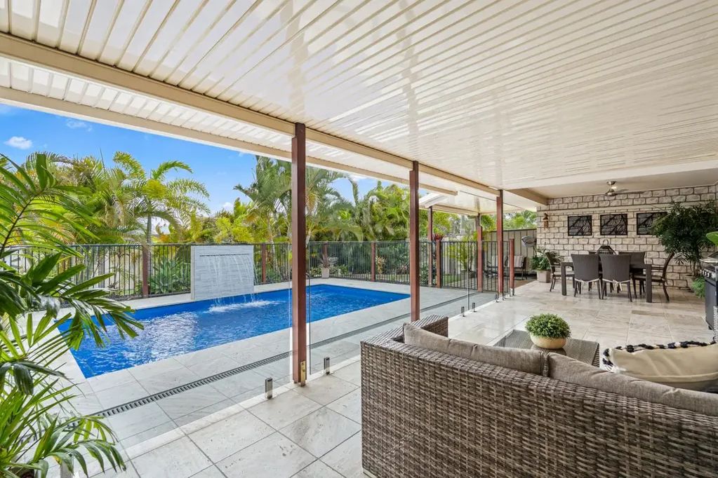 24 Ronaldo Way, Urangan, QLD 4655