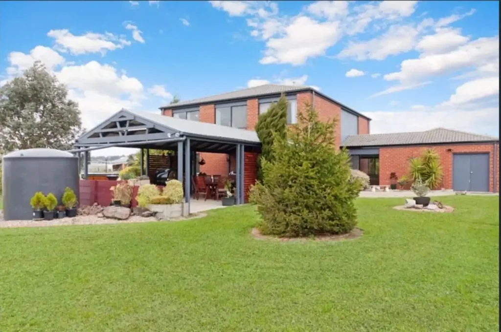 Lifestyle Acreage Living on 10 Acres – Spacious Family Home with Excellent Facilities