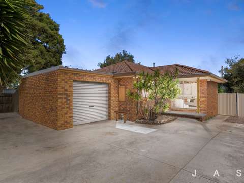 Altona North 2 Bedroom Low-Maintenance Living And Ultra-Convenient Lifestyle Location!