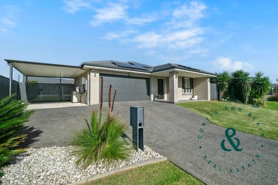 Medowie 4chambre Space, style and pool for a growing family at The Bower
