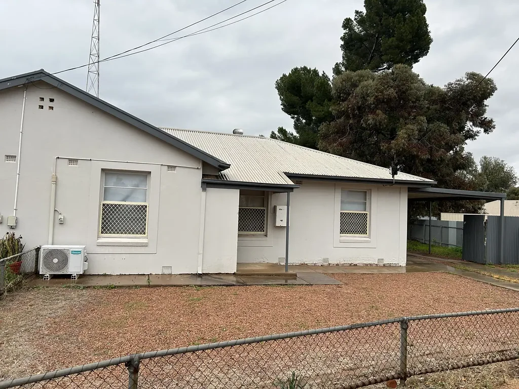 Neat & Tidy Three-Bedroom Maisonette