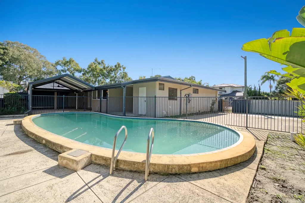 Spacious Family Home with Pool in the Rossmoyne Senior High School Catchment