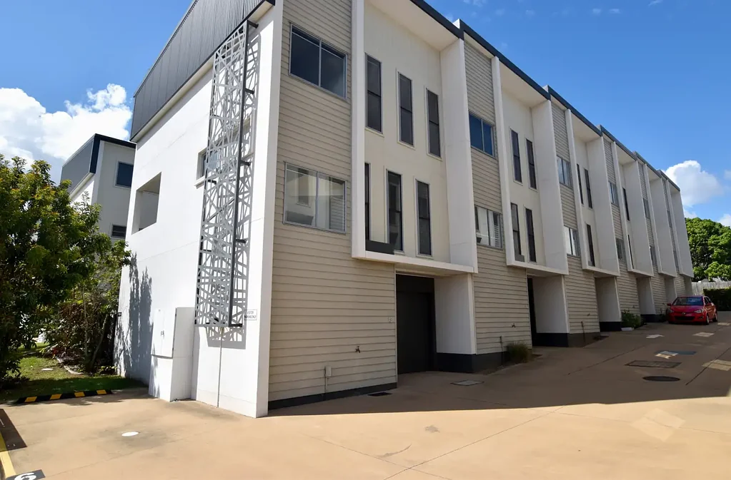 MODERN LUXURY TOWNHOUSE - IDEAL FOR ENTERTAINING