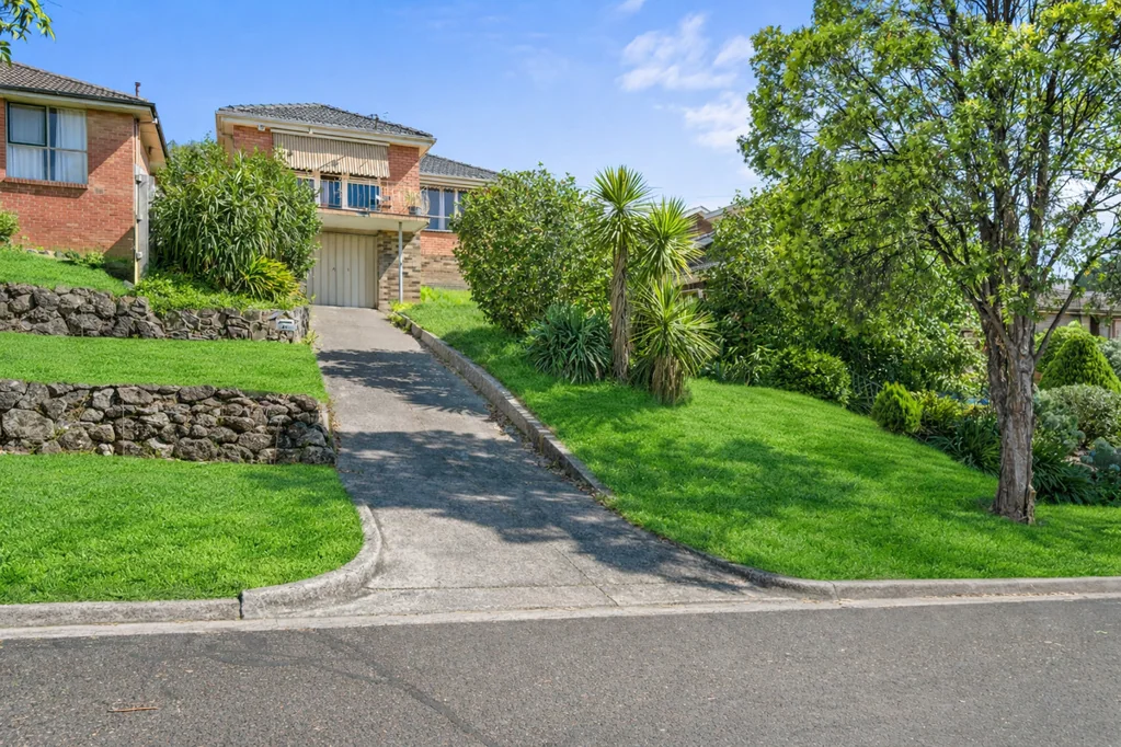 Bulleen 4房 Bulleen宁静住宅 四卧家庭布局 新地毯硬木地板 私密花园露台 复古风厨房 四季舒适便捷 顶尖学校近邻 Spacious Four-Bedroom Family Home in a Prime Bulleen Location