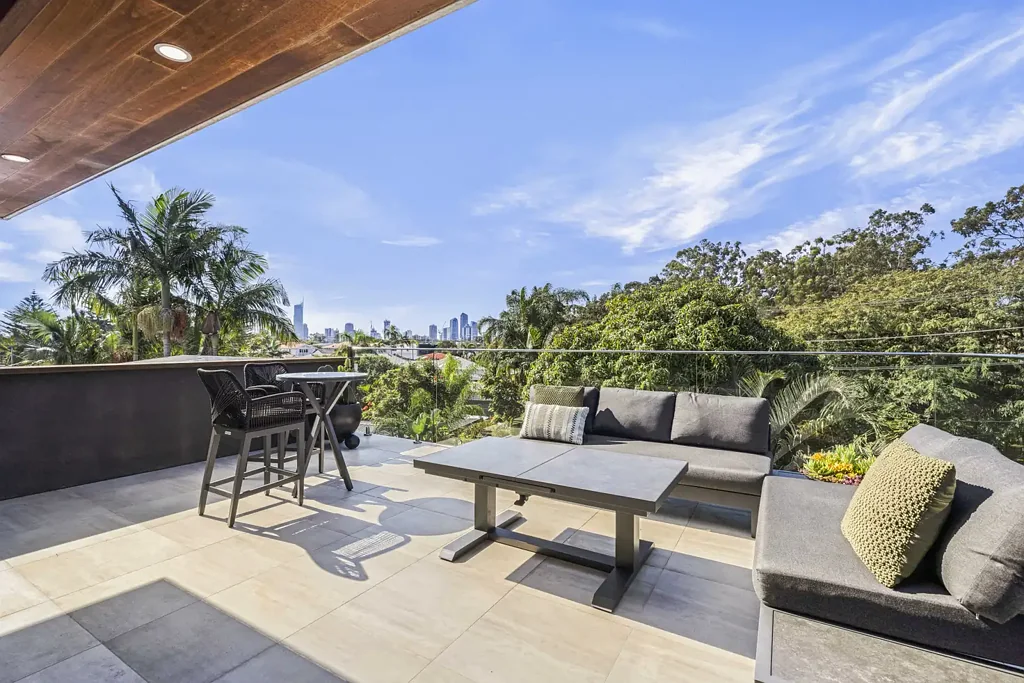 Broadbeach Waters 4कमरा Contemporary Design, Rooftop Entertaining & City Skyline Views