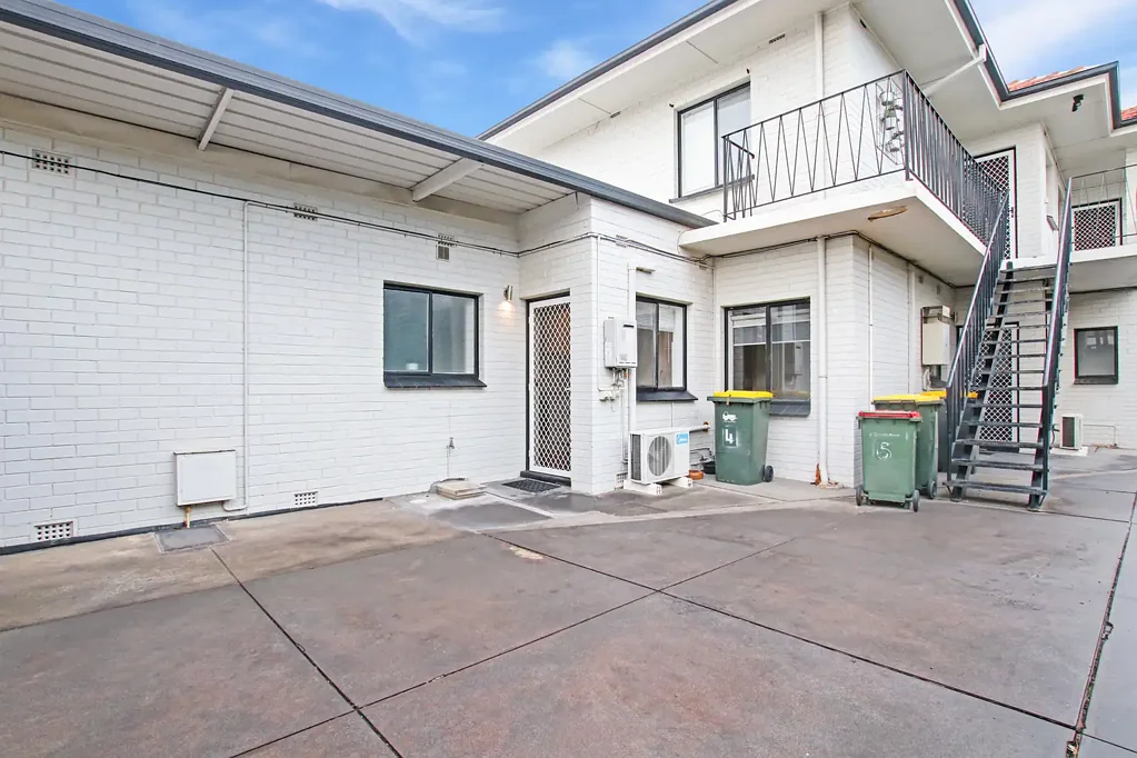 Bright, Secure & Ideally Located Between the City and Sea!