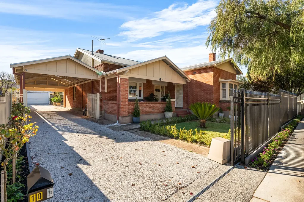 Enfield 3Kwarto Circa 1925, Much sought after Bungalow home on Full Size 664sqm Approx. Allotment!