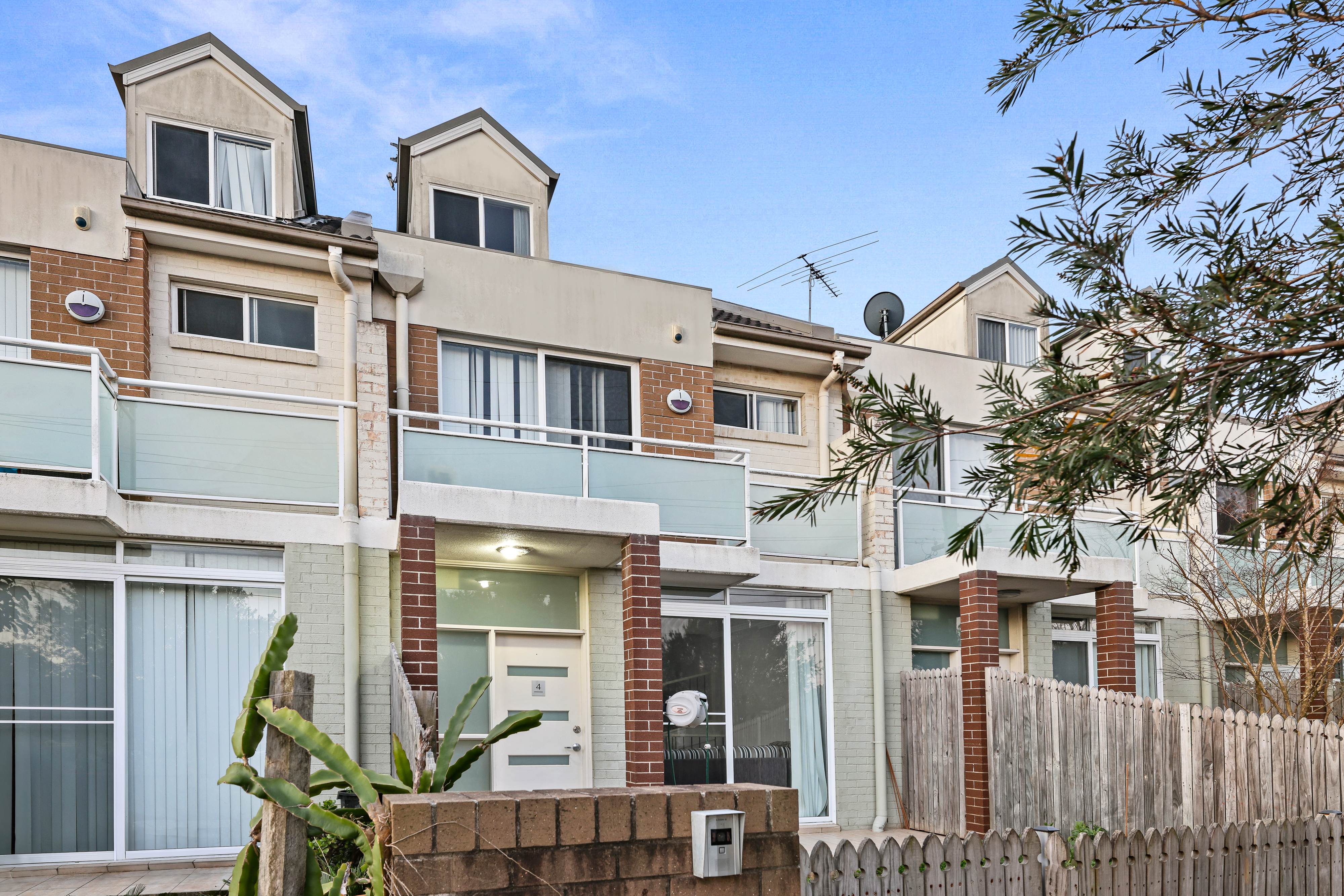 UNIT 4 25-27 HENRY ST, GUILDFORD NSW 2161, 0部屋, 0バスルーム, Townhouse