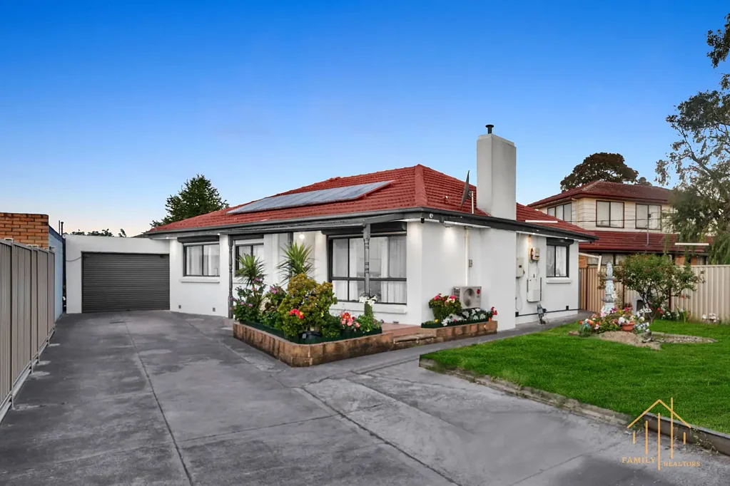 Springvale 3 Bedroom Superb Home with Build in Backyard Potential!!