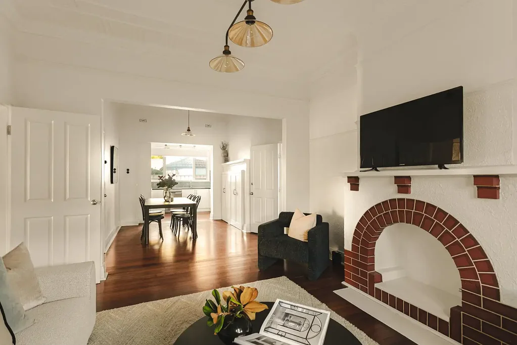 Bayswater 3房  Gorgeously Renovated 1930s Brick Character Home