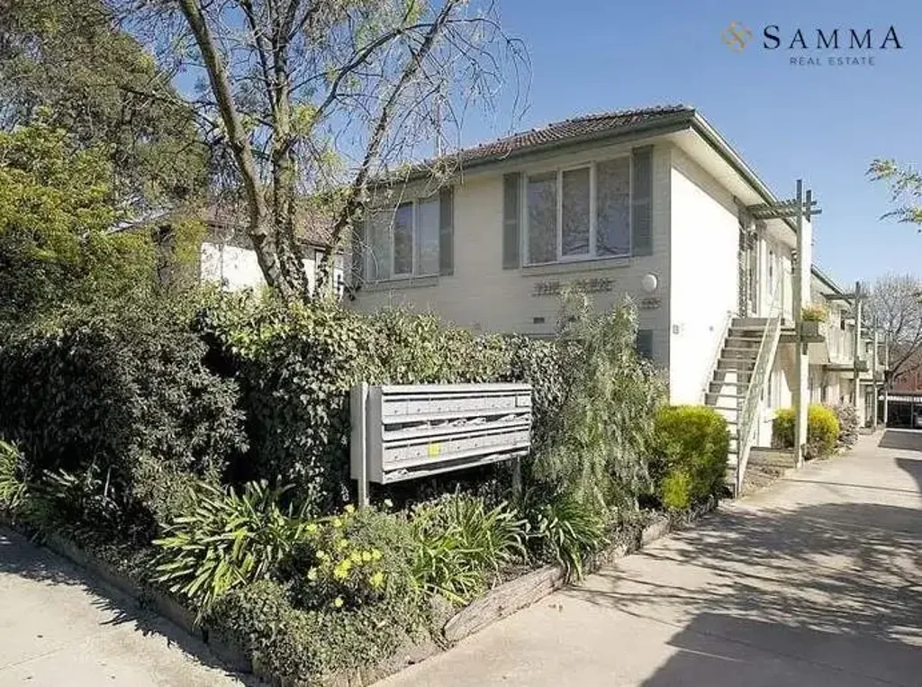 Comfortable Living with Secure Parking in Vibrant Glen Iris Locale