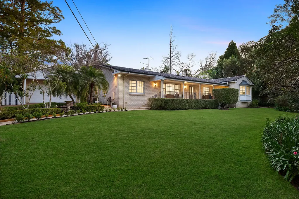Wahroonga 4कमरा Sun-lit, luxury, east-side single level excellence