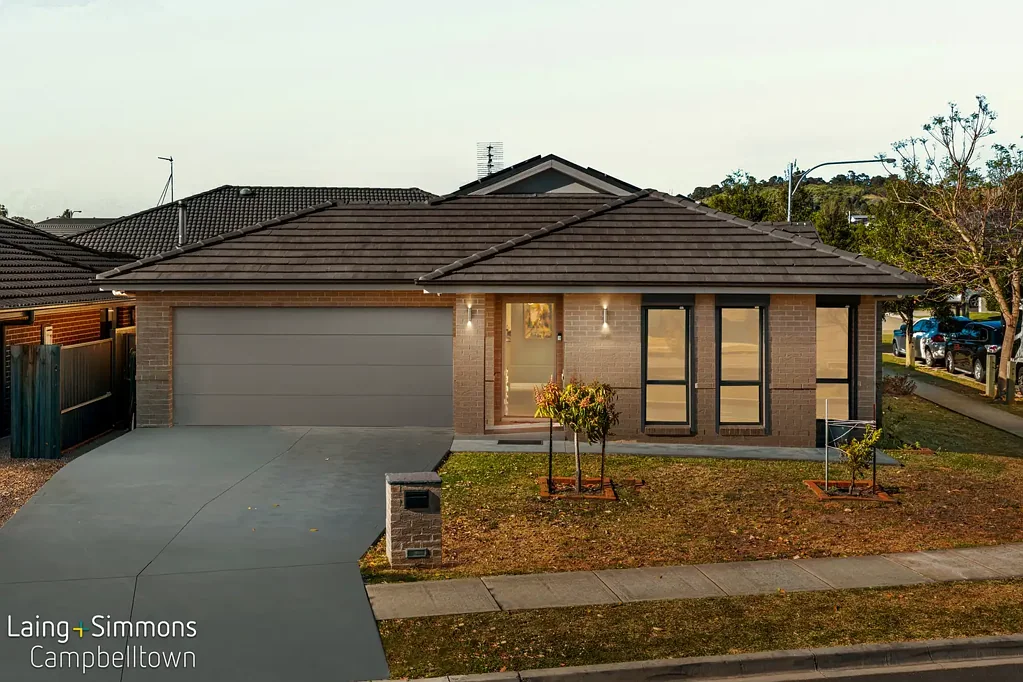 Spring Farm 4房 宽敞四卧带储物 安全双车库 中央空调 自带太阳能 低维护庭院 地段便利 "Grace on Geddes"