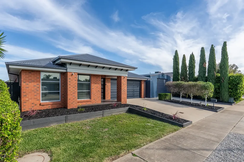 Shepparton 4ห้องนอน The Ultimate Multi-Generational Estate: Acreage Ambition in Central Shepparton Where Lifestyle Meets Opportunity: Nearly 1 Acre of Pure Versatility