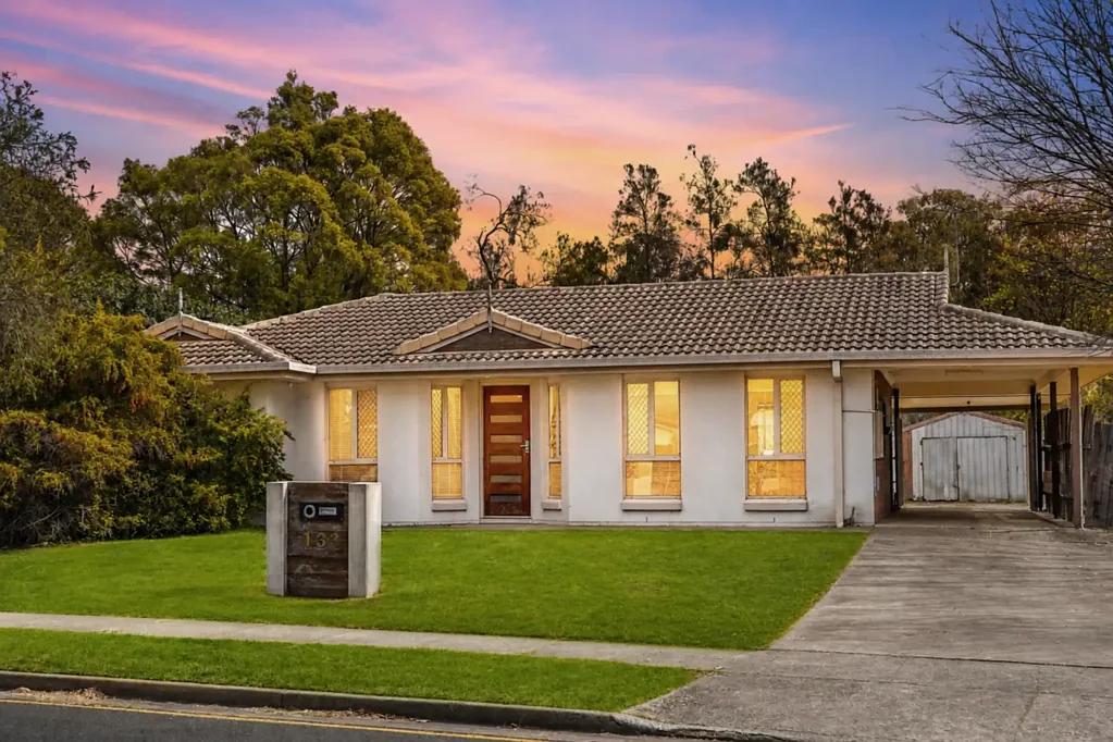 Redbank Plains 3房 Redbank Plains 翻新者注意!! 机会就在眼前!! 报价高于 $699,000 Redbank Plains Renovators Alert!! Opportunity Knocks Right Now!! Offers over $699,000