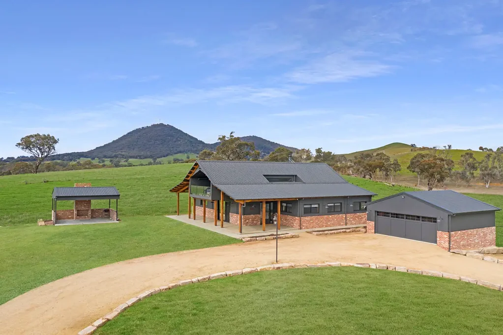 Maindample 4ਬੈੱਡਰੂਮ High-End Country Living with Iconic Rural Views