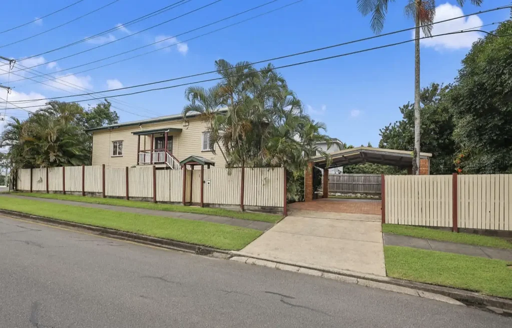 Sandgate 3房  620sqm Corner Block with Shed, Dual Access & Room to Grow