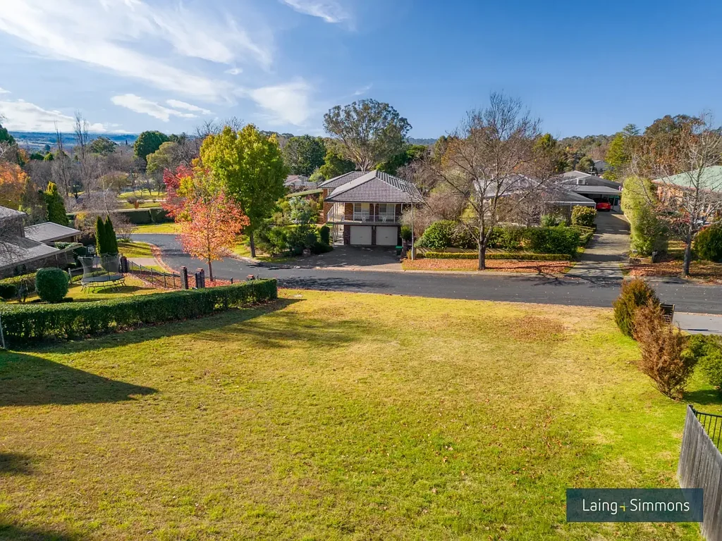 Armidale  A Prime 833sqm Approx Parcel Of Land–Last Available In A Tightly Held South Hill Cul-De-Sac. Create A Bespoke Family Lifestyle Or Premium Investment