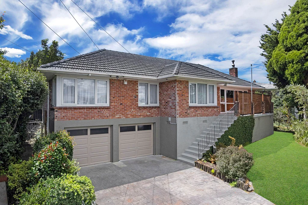 Papakura 3房 稳固砖瓦结构 × 738㎡全幅地 × 优越区位，一步到位的理想之选！ Solid, Spacious and Superbly Located