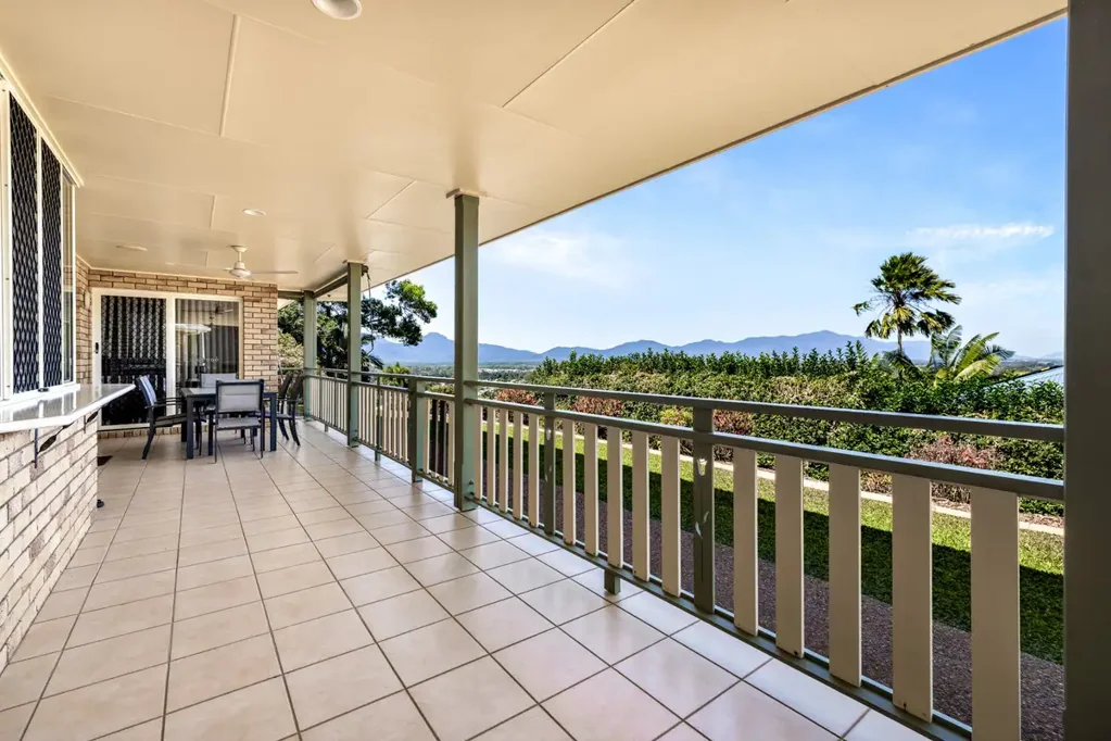 Bentley Park 4部屋 Elevated family home with terrific valley views