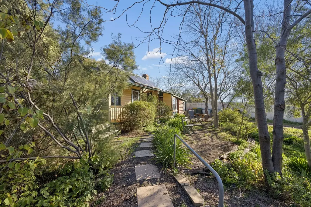 Harden 3Zimmer Half Acre Sanctuary with Endless Opportunity!