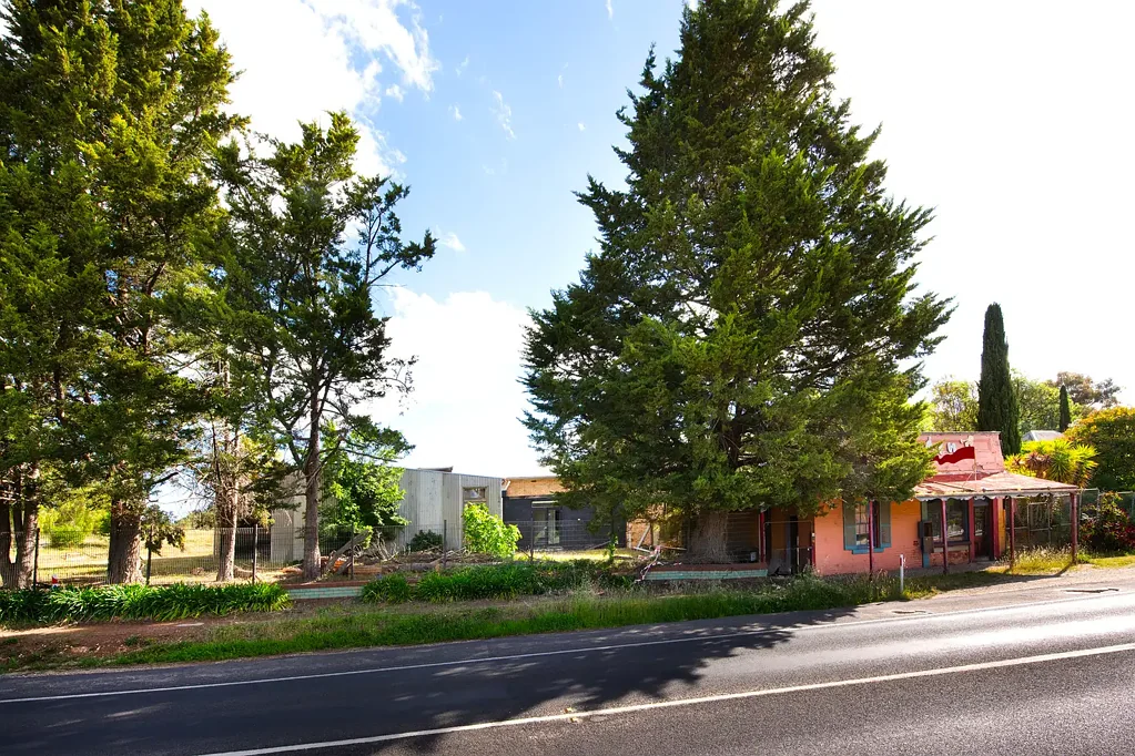 Castlemaine 1ห้องนอน Wesley Hill Complex – A Landmark Loaded with Opportunity

2,996m² | General Residential Zone | Triple Street Frontage | 500m²+ of Buildings