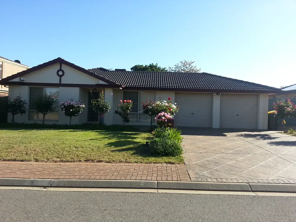 4 Bedroom Property with Pool!