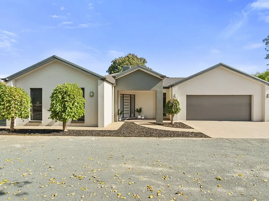 Corowa 4房  Statement home - Private sanctuary fulfilled with elegance & space