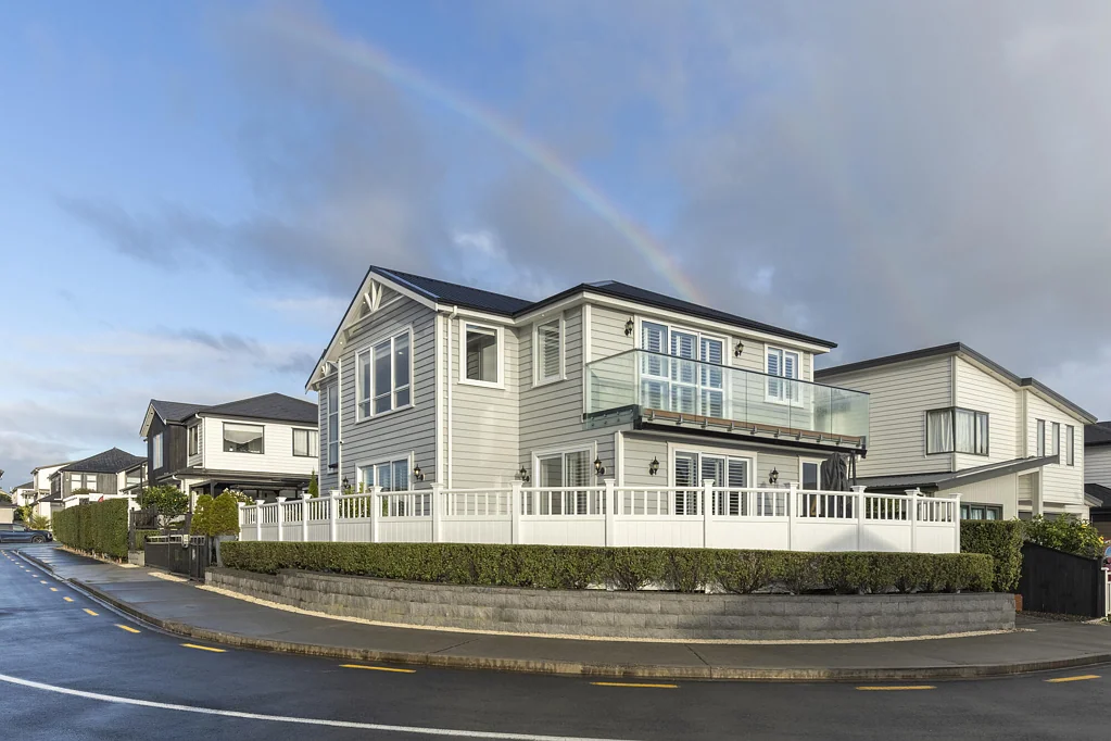 Hobsonville 5房 双主卧设计！高端家庭住宅，饱览海景，永恒魅力+灵动布局！ Sea Views, Corner Situated & Dual Masters