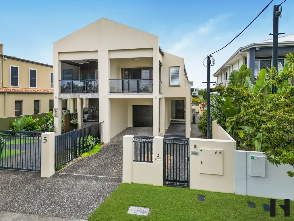 Paradise Point 3房  Grannyflat style downstairs, High end living upstairs. Beach across the road!