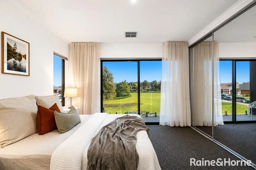 Angle Vale 3 Slaapkamer Parkside Living with Uninterrupted Central Park Views