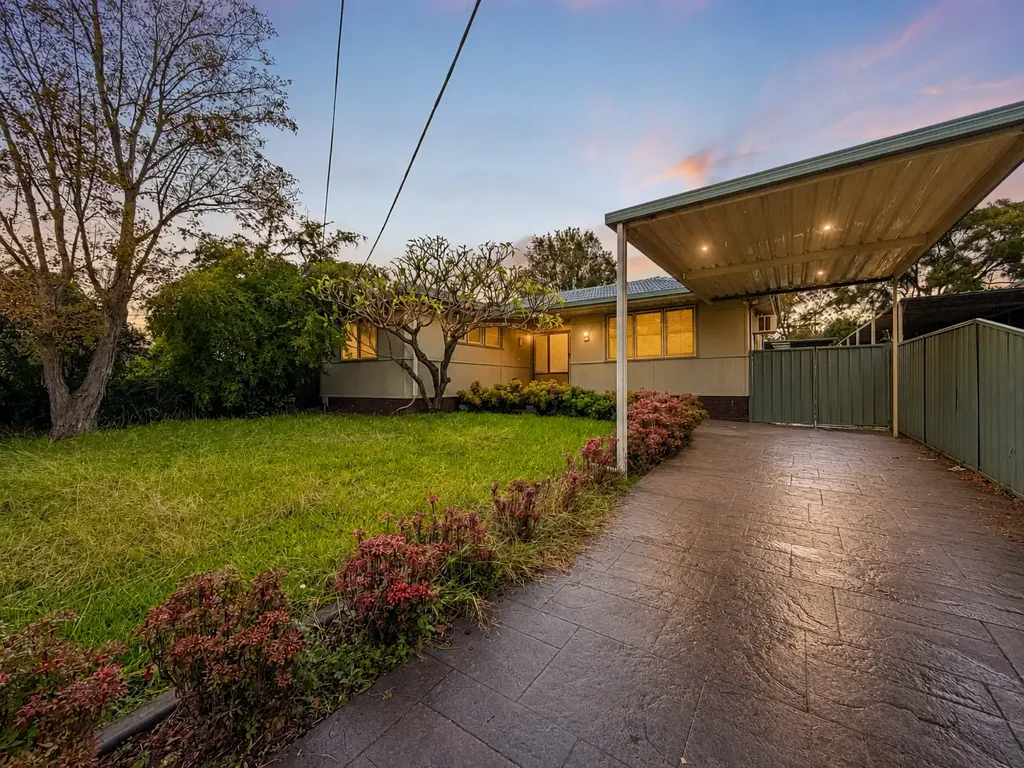 Low maintance living in prime Kingswood location