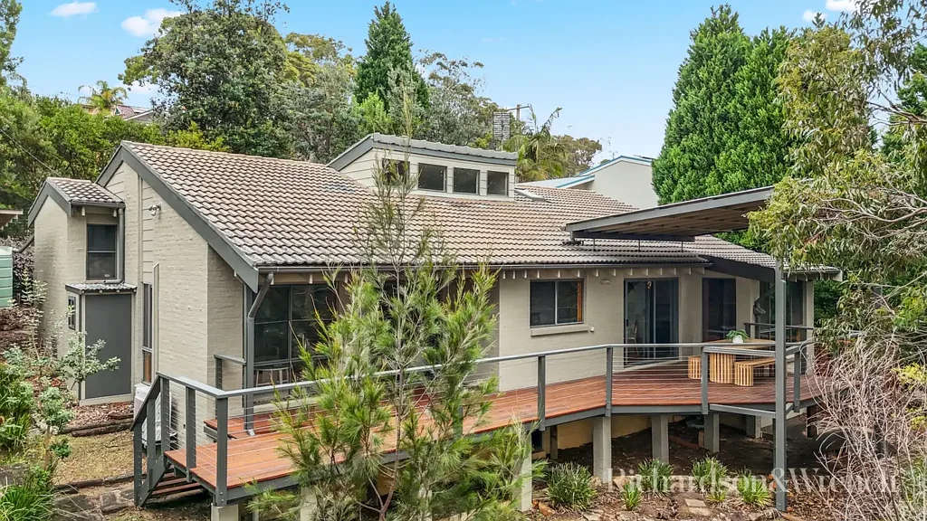 Umina Beach 3房  Spacious Family Living with Stunning Water & Bushland Views