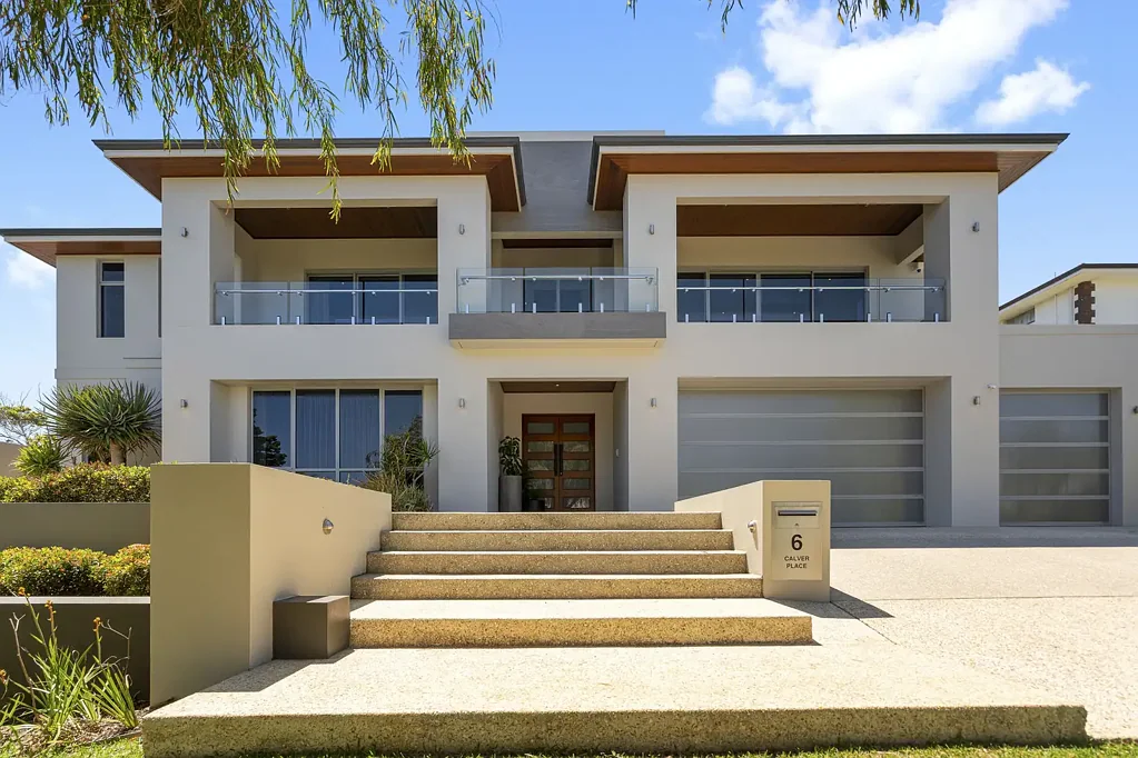 LUXURIOUS COASTAL SPLENDOUR