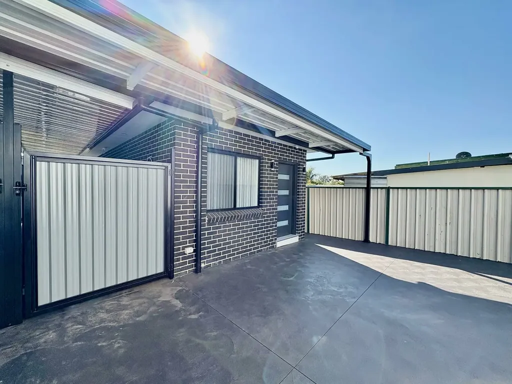 COUPLE OF YEAR OLD 01 BEDROOM GRANNY FLAT