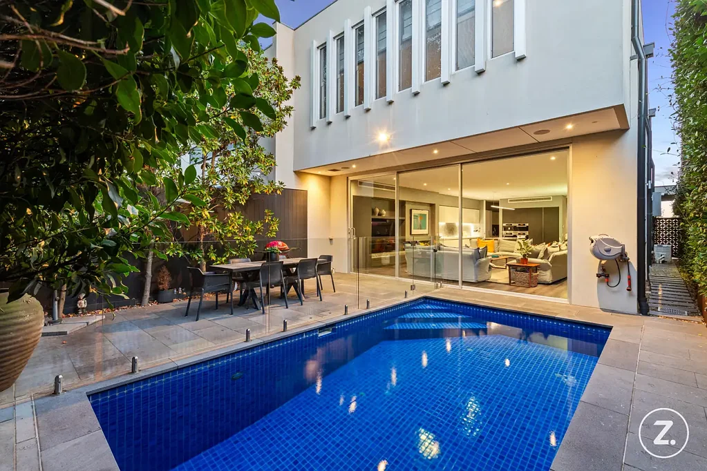 Kew 4Zimmer Studley Park Luxury Redefined - Architecturally Designed Family Prestige with Lift & Pool