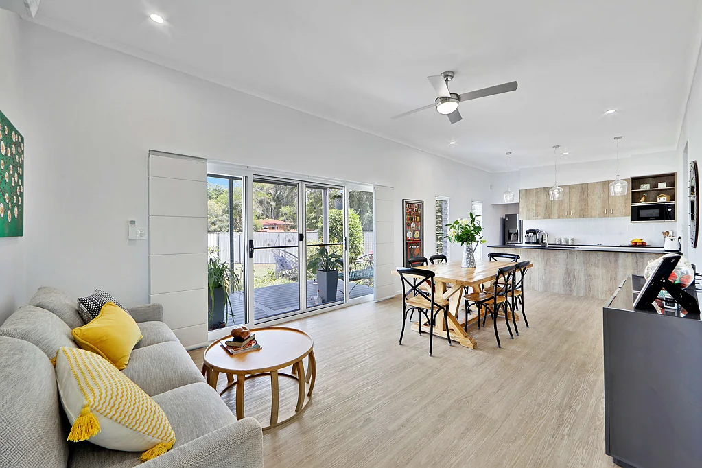 Moore Park Beach 3બેડરૂમ Stunning Coastal retreat, only 3 yrs old, complete with a supersized garage, and in a cul-de-sac location.
