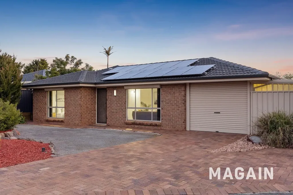 Morphett Vale 3ਬੈੱਡਰੂਮ Renovated corner allotted premium family home complete with a massive 12m by 5m garage/workshop!