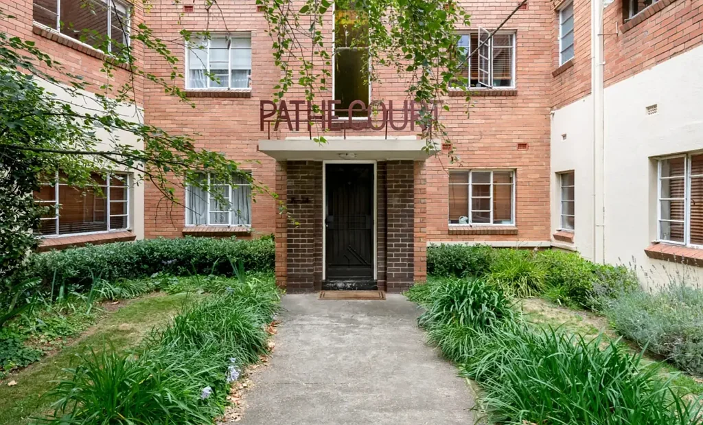 Prahran 1房 艺术装饰优雅 一居室公寓 自然光线充足 绿树成荫景观 燃气供暖舒适 时尚实用厨房 超大卧室宁静 现代浴室设施 社区停车位便利 Art Deco Elegance in Coveted Location