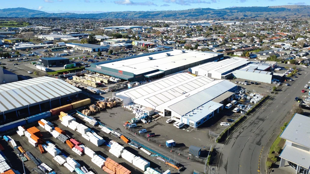 Roslyn  Large warehouse in central location